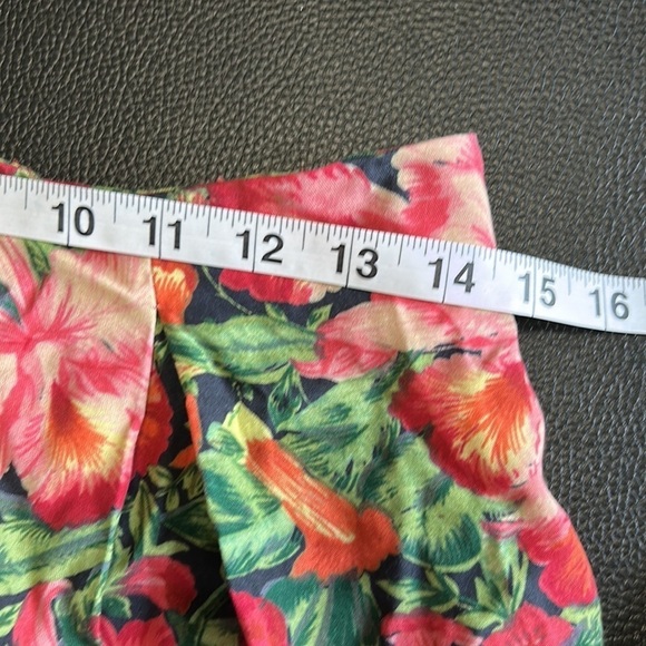 Majorelle Womens Shorts Red Floral Pockets Back Zip Lined Revolve high waisted - Picture 9 of 10